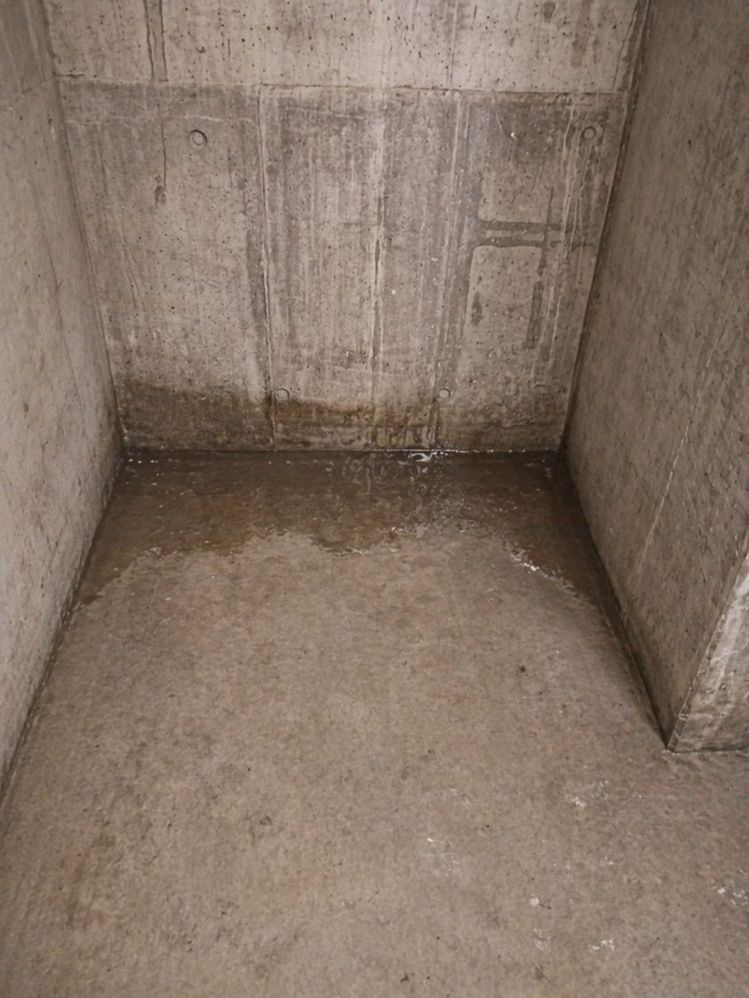 Cuvelage béton avec infiltrations avant injection — MEG Sealtech