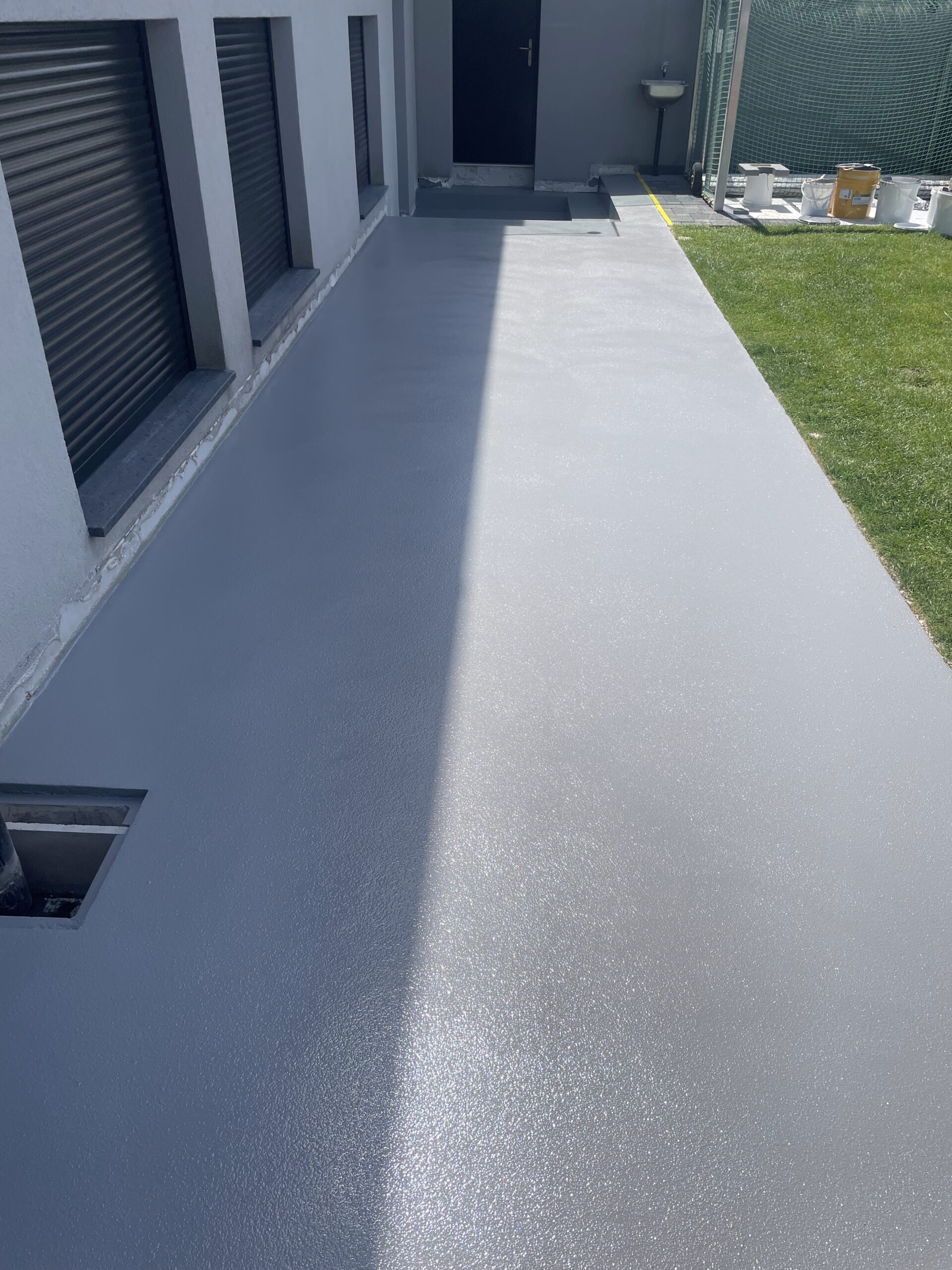 Terrasse finie en résine antidérapante avec protection UV