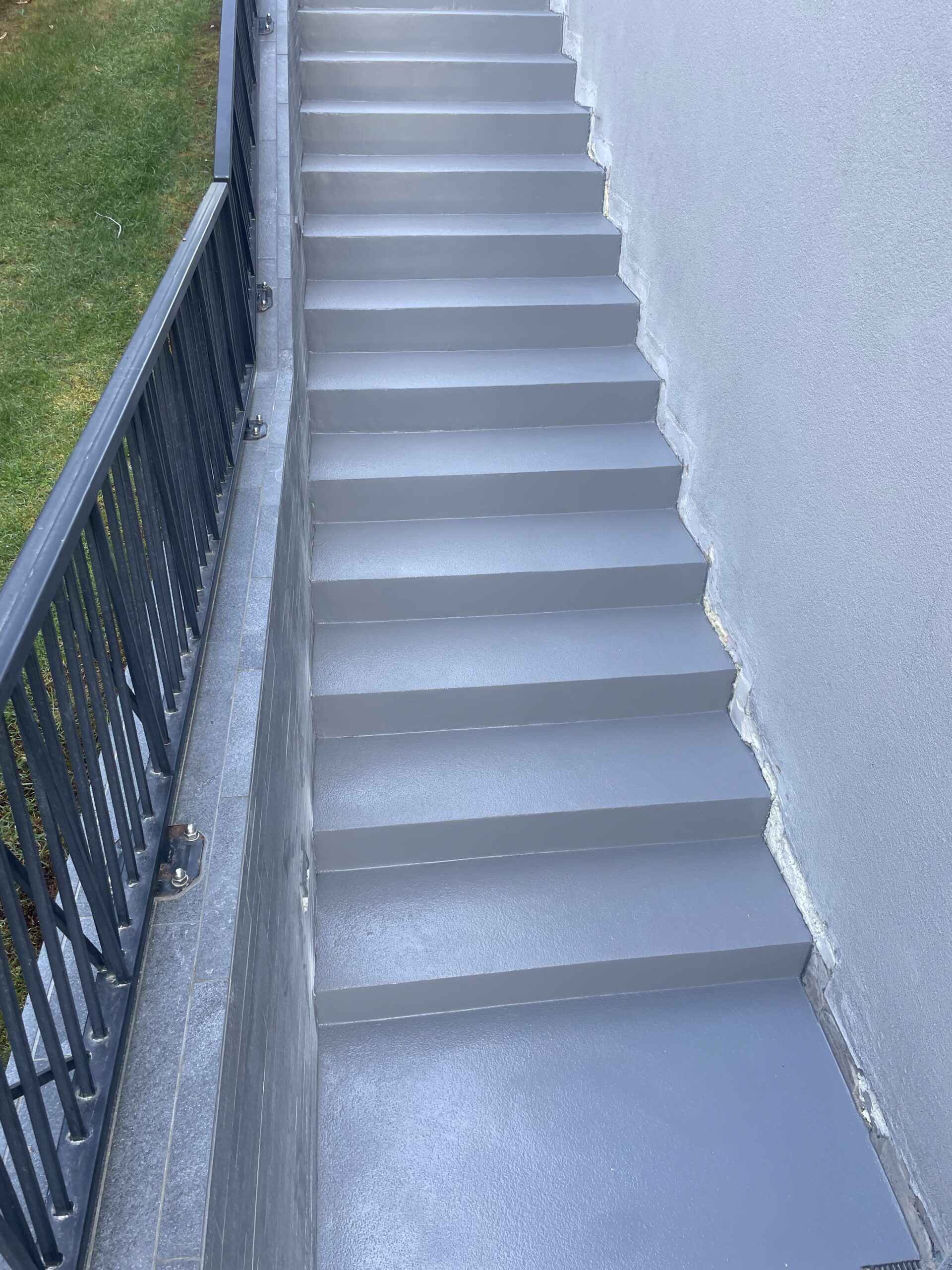 Escalier extérieur revêtu en résine antidérapante avec protection UV