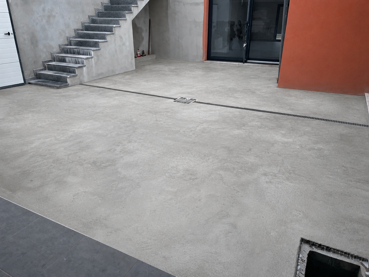 Terrasse en béton brut avant étanchement des joints