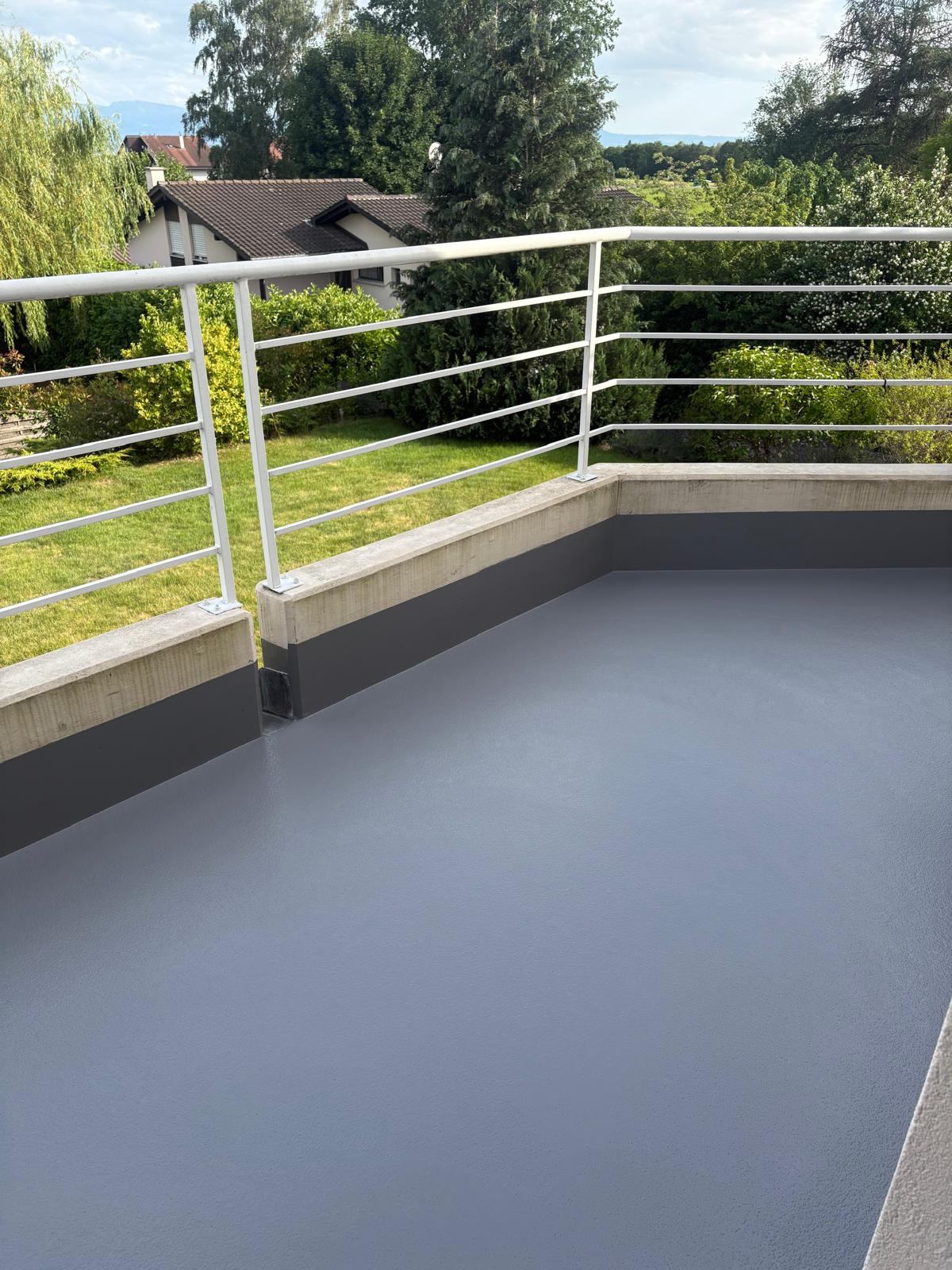 Balcon rénové — étanchéité polyuréthane antidérapante avec protection UV