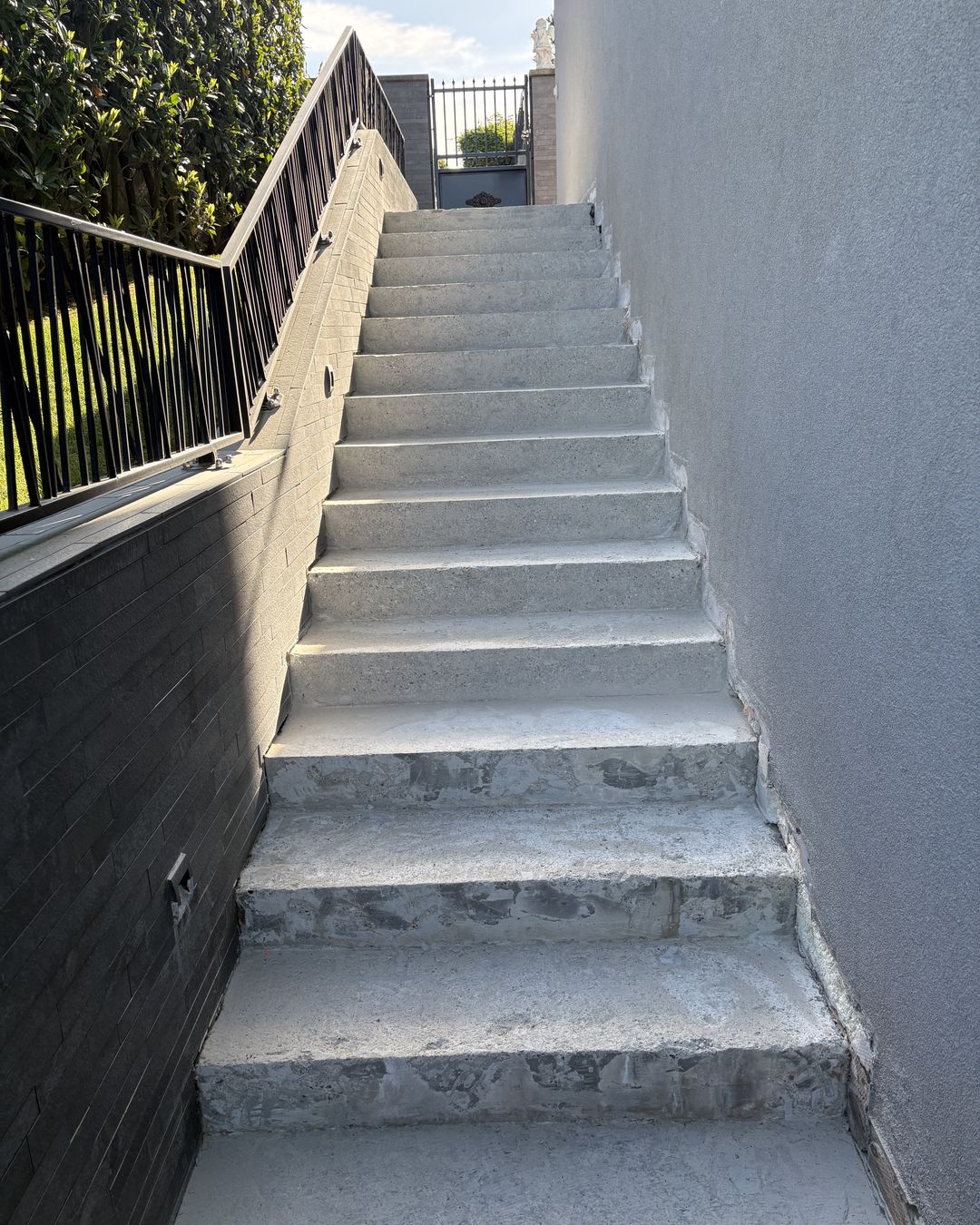 Escalier extérieur en béton brut avant traitement antidérapant