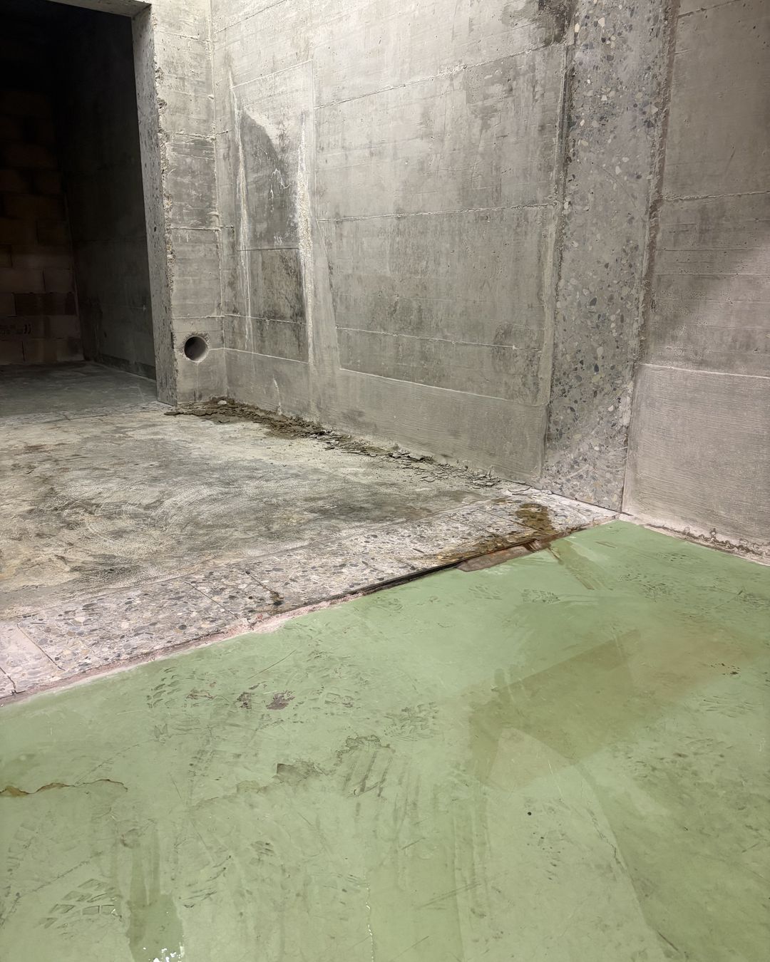 Joint sol-mur dégradé avec traces d'humidité avant traitement